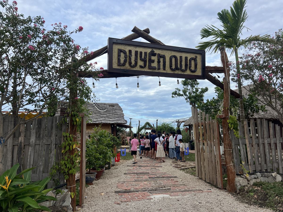 Khuôn viên Duyên Quơ lúc chiều muộn